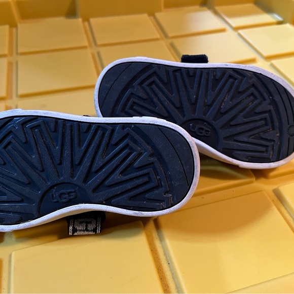 UGG kids Rennon Skimmer Mary Jane style shoes - Picture 4 of 5